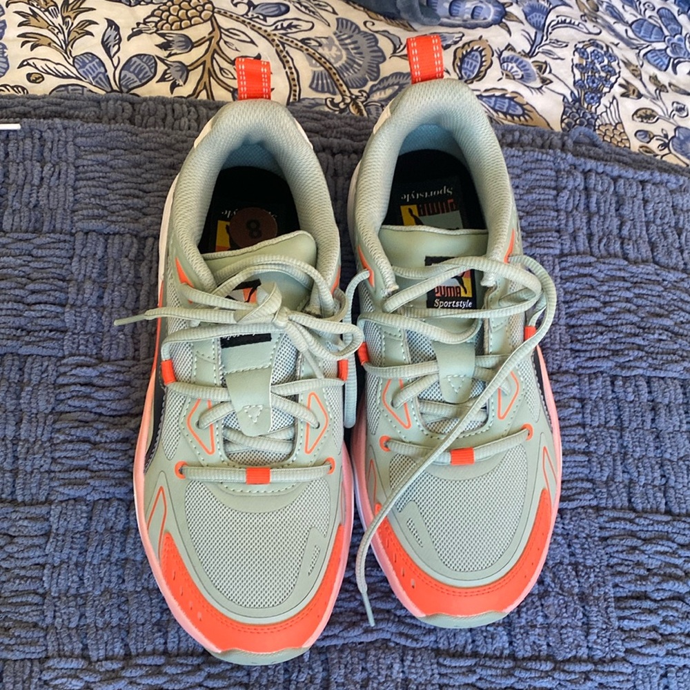 COPY - Women PUMA size 8 gym shoes worn twice best Offer